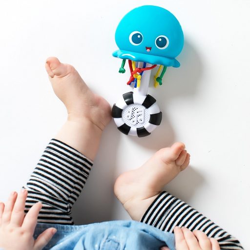 BABY EINSTEIN Zenélő és világító játék Ocean Glow Sensory Shaker™ 0 hó+