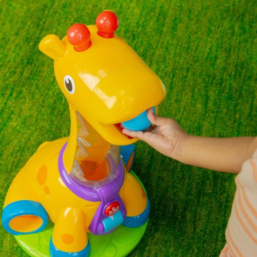 BRIGHT STARTS Zenélő játék zsiráf Spin & Giggle™ 12hó+