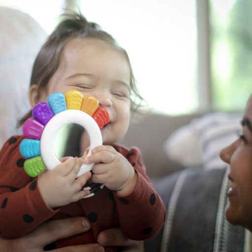 BABY EINSTEIN Szenzoros csörgő és rágóka BPA-mentes Outstanding Opus™ 3m+