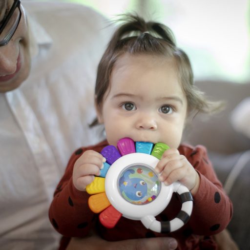 BABY EINSTEIN Szenzoros csörgő és rágóka BPA-mentes Outstanding Opus™ 3m+