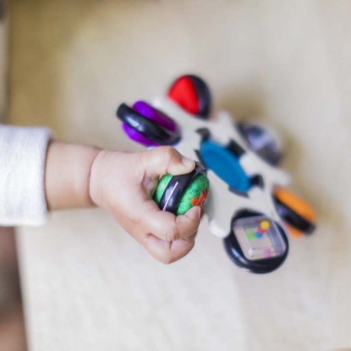 BABY EINSTEIN  Érzékszervi játék Curiosity Clutch™ 3hó+