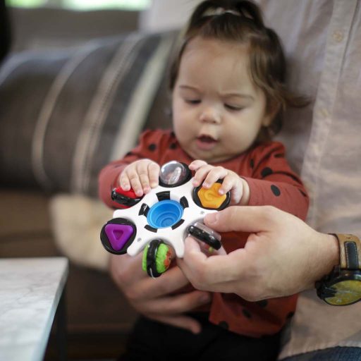 BABY EINSTEIN  Érzékszervi játék Curiosity Clutch™ 3hó+