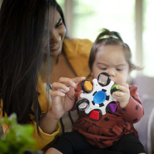 BABY EINSTEIN  Érzékszervi játék Curiosity Clutch™ 3hó+