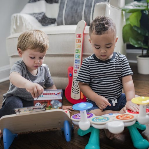 BABY EINSTEIN Zenélő játék dob készlet Together in Tune Drums™ Connected Magic Touch™ HAPE 12hó+