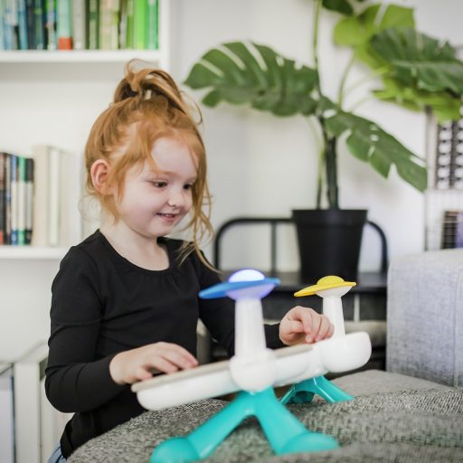 BABY EINSTEIN Zenélő játék dob készlet Together in Tune Drums™ Connected Magic Touch™ HAPE 12hó+