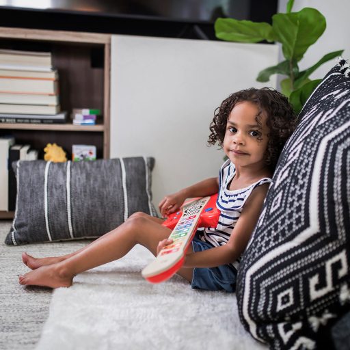 BABY EINSTEIN Fa zenélő játék gitár Together in Tune Guitar™ Connected Magic Touch™ HAPE 6hó+