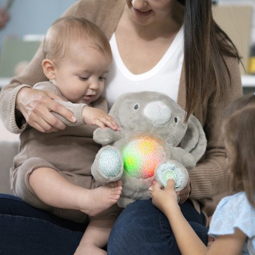 INGENUITY Plüss játék dalamokkal nyuszi Sylvi™ 0hó+