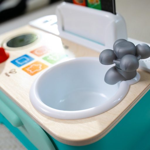 BABY EINSTEIN Zenélő játék konyha Magic Touch Kitchen™ Pretend to Cook HAPE 9hó+