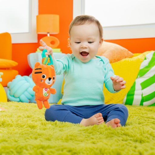 BRIGHT STARTS Plüss csörgő C-karikán tigris Jingle Joy™  0hó+