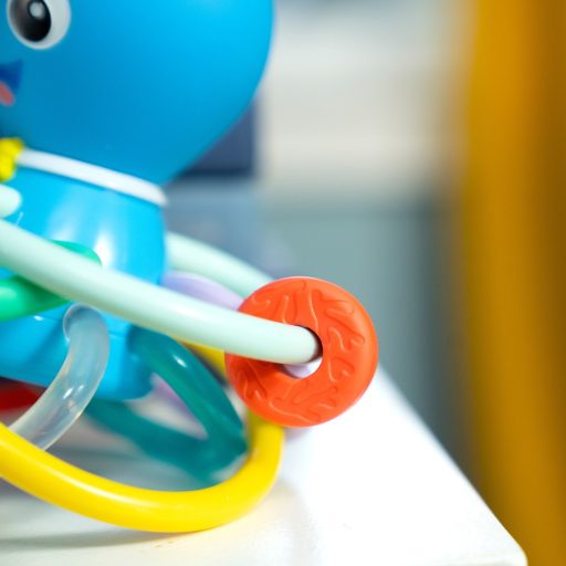 BABY EINSTEIN Rágóka/csörgő Opus’s Shake & Soothe™ 0hó+