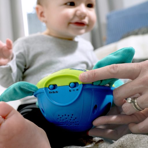 BABY EINSTEIN Zenélő interaktív játék teknős Neptune's Cuddly Composer™ 6hó+