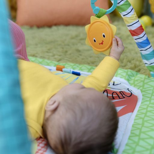 BRIGHT STARTS Játszószőnyeg játékhíddal Wild Wiggles aktivitással 0hó+