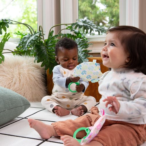 INGENUITY Crinklet™ érzékszervi játék C gyűrűn mosómedve Deni 0m+