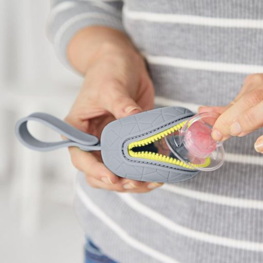 SKIP HOP Cumisüveg tartó szilikon Grab&Go szürke