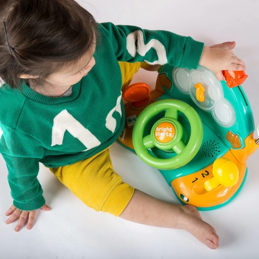BRIGHT STARTS Zenélő kormánykerék  játék t Lights & Colors Driver™ 6hó+