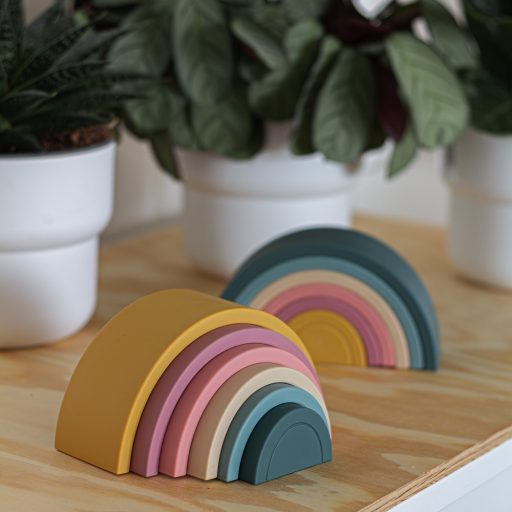 PETITE&MARS Szilikon egymásra rakható játék Rainbow Intense Ochre 12m+
