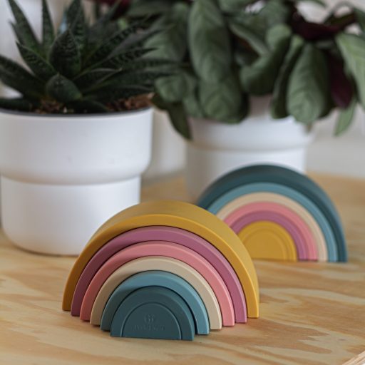 PETITE&MARS Szilikon egymásra rakható játék Rainbow Intense Ochre 12m+