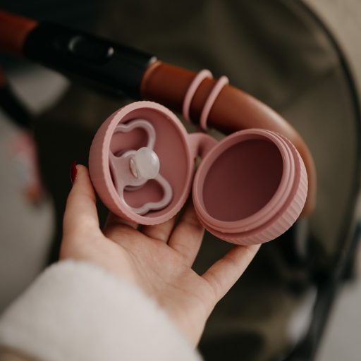 PETITE&MARS Szilikon cumitartó tok Dusty Rose 0m+