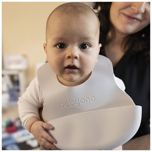 BABYONO Puha műanyag előke zsebbel BPA mentes sötétkék 6hó+