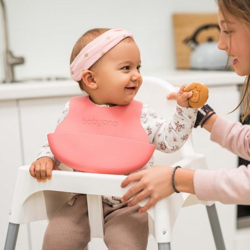BABYONO Puha műanyag előke zsebbel BPA mentes coral 6hó+