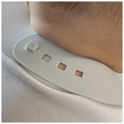 BABYONO Puha műanyag előke zsebbel BPA mentes coral 6hó+