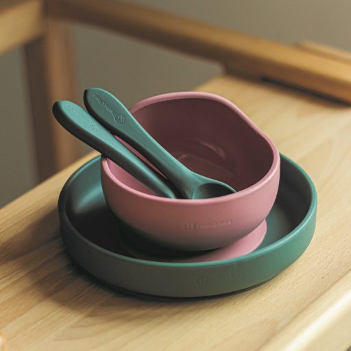 PETITE&MARS Szilikon 2 részes étkészlet TAKE&MATCH  tányér + evőeszközök Misty Green 6hó+