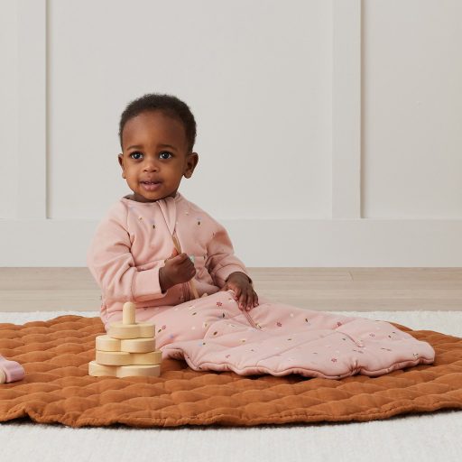 ERGOPOUCH Alvózsák ujjakkal organikus pamut Jersey Daisies 3-12 hónap, 6-10 kg, 2,5 tog