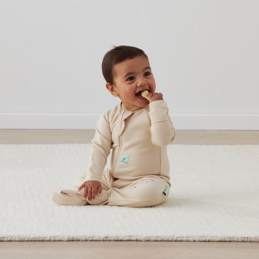 ERGOPOUCH Aludni való overál organikus pamut Layers Vanilla 3-6 h, 6-8 kg, 1 tog
