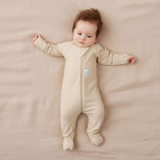 ERGOPOUCH Aludni való overál organikus pamut Layers Vanilla 3-6 h, 6-8 kg, 1 tog